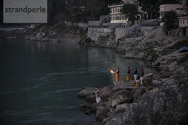 Hindu-Anhänger führen Ganga Aarti am Ufer des Ganges in Varanasi  Uttarakhand  Indien  durch