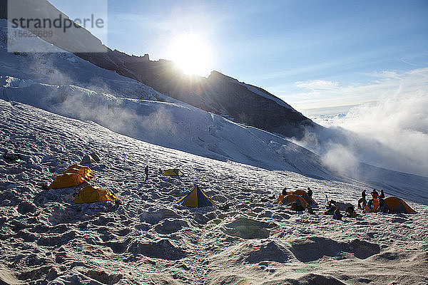 Gruppe von Bergsteigern und Zelten im Camp Schurman am Mount Rainier  Mount Rainier National Park  Washington State  USA