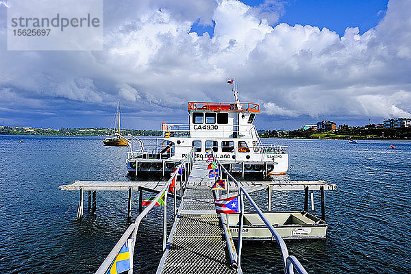 Boot am Ende des Piers im Llanquihue-See  Puerto Varas  Llanquihue  Chile