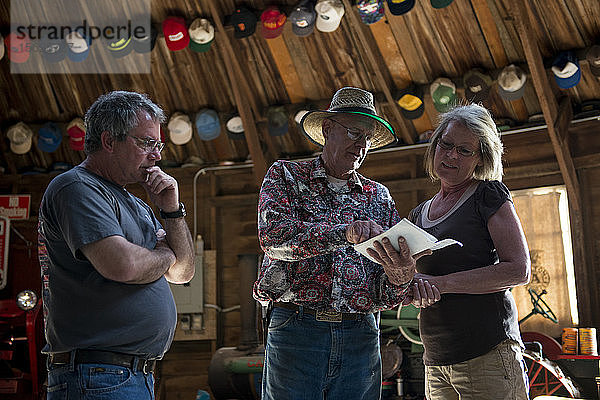 Der Kurator eines Museums für alte Scheunen in der Nähe von Sioux Falls  SD  zeigt Besuchern seine Sammlungen.