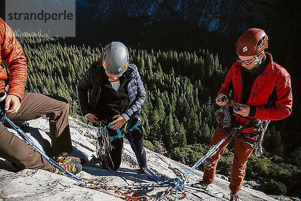 Kletterer bereiten sich auf das Abseilen von The Grack (5.6) im Yosemite Valley vor.