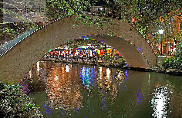 Der weihnachtlich beleuchtete Riverwalk in San Antonio  Texas  ist die perfekte Kulisse für ein Essen am Wasser.