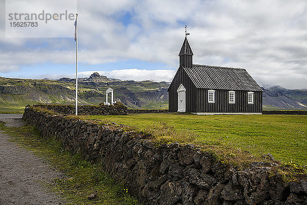 Die Budakirkja  allgemein bekannt als die schwarze Kirche von Island  ist ein Wahrzeichen der Stadt Budir auf der Halbinsel Snaeffelsnes in Island.