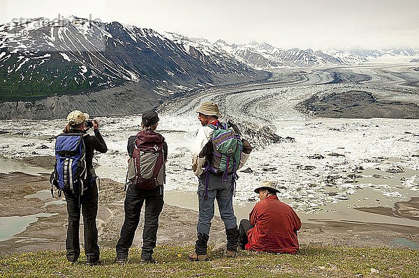 Eine Gruppe von Wanderern entspannt sich auf dem Goatherd Mountain oberhalb des Lowell Lake  Alsek River  Kanada