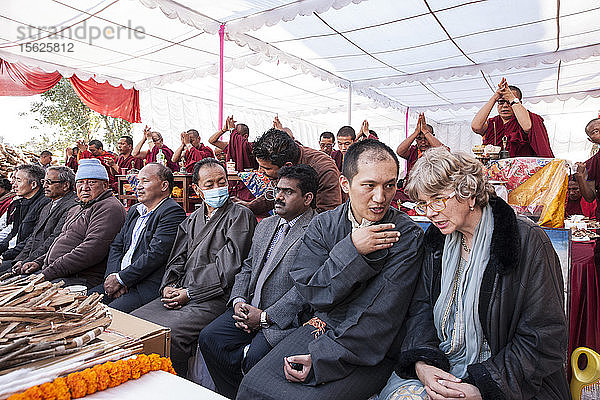 Dr. Susanne Von Der Heide Direktorin und Vizepräsidentin der Himalasia Foundation bei der Einäscherung von Jigme Palbar Bista in Nepal