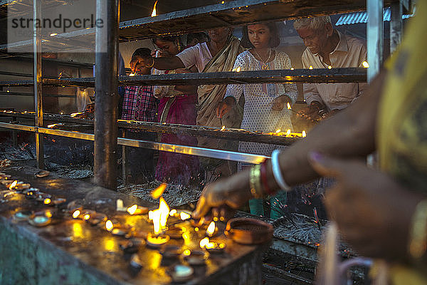 Öllampenopfer im Kamakhya-Tempel in Assam