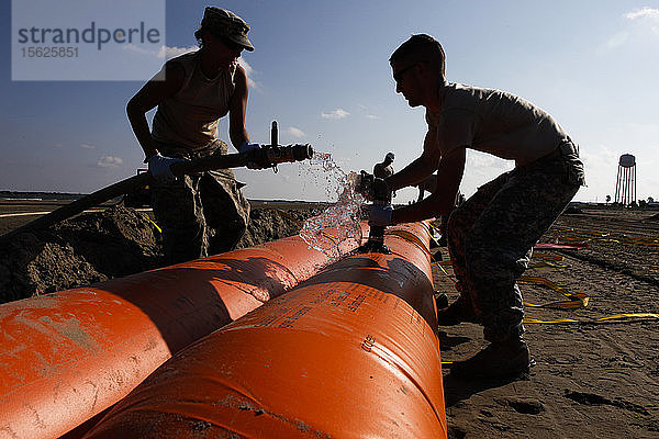 Die Nationalgarde baut eine Ölsperre auf  um den Strand des Grand Isle State Park vor einer Ölpest zu schützen  Grand Isle  Louisiana  USA