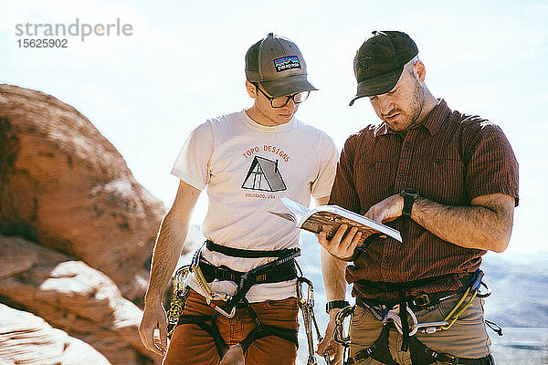 Bergsteiger beim Lesen des Reiseführers im Red Rock Canyon  Nevada