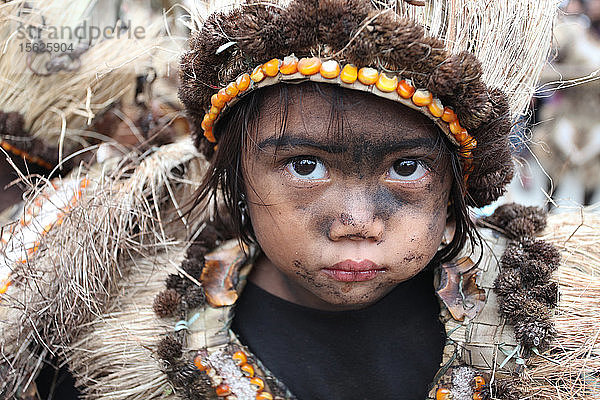 Hübsches kleines Mädchen mit schwarz verschmierten Gesichtern in Stammestracht beim Ati Atihan Festival  Kalibo  Aklan  Panay Island  Philippinen