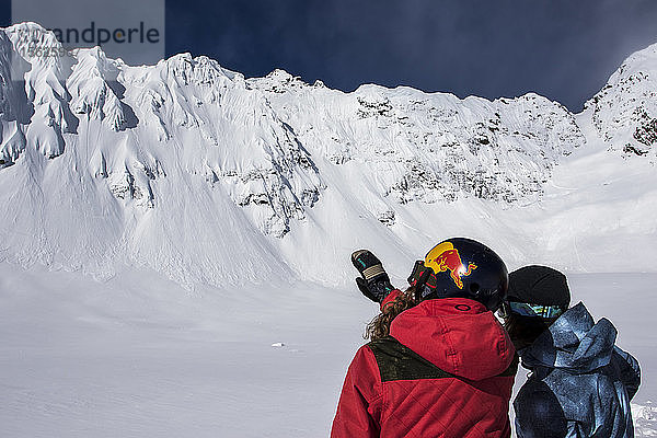 Die Profi-Snowboarder Marie France Roy und Robin Van Gyn planen ihre Lines  die sie bei einem Snowboardtrip in Haines  Alaska  fahren wollen.