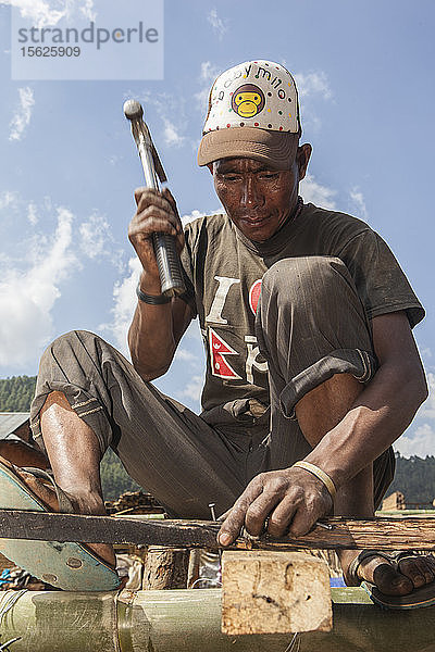 Die Häuser sind eingestürzt  aber die Menschen stehen aufrecht. Die Tamang-Gemeinschaft des Dorfes Lele hilft einander beim Wiederaufbau der Häuser und bei der Wiederherstellung des Lebens  das sie durch das grausame Erdbeben vom 25. April 2015 verloren hat. Das Dorf Lele  16 km von Patan entfernt. Nepal.