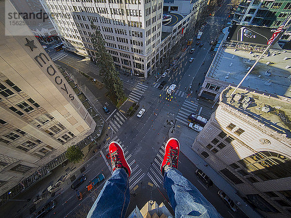 Straßenarbeiten und schleichende Füße vom Dach eines Gebäudes in Seattle aus gesehen