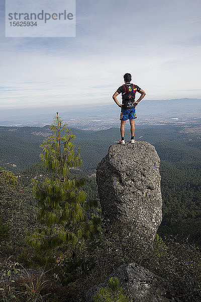 Mann erkundet Rancho Santa Elena stehend auf einem Felsen in Hidalgo  Mexiko