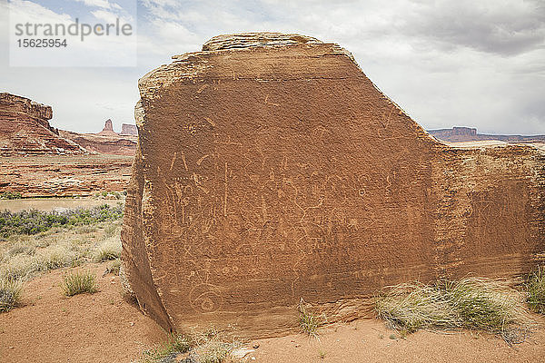 Alte Petroglyphen auf einem Felsblock in Tuxedo Bottom  Canyonlands National Park  Utah.