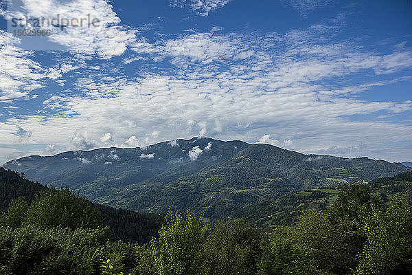 Der Berg Radoï¿½ï¿½elo in Zentralserbien ist von kleinen Wolken umgeben. Der Gipfel liegt 1643 Meter über dem Meeresspiegel (5390 Fuß).
