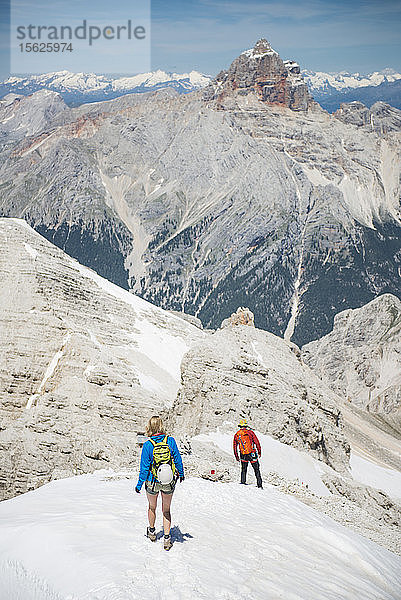 Paar klettert auf dem Klettersteig Ivano Dibona in den Dolomiten  Italien