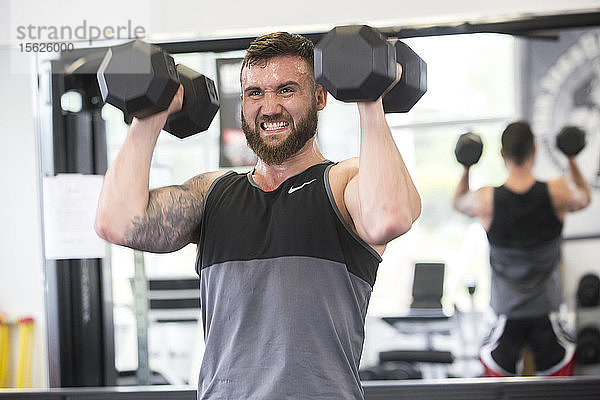 Der aufstrebende Mixed Martial Arts-Kämpfer Sean Lally stemmt Gewichte im Fitnessstudio.