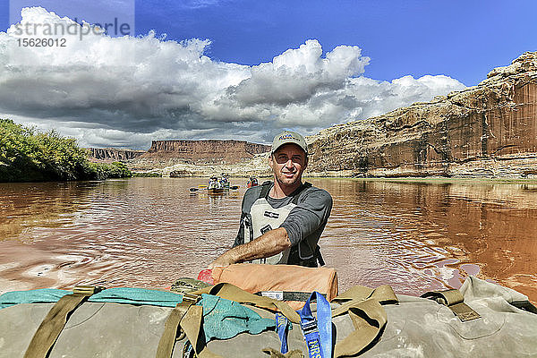 Mann beim Kanufahren nach einer Überschwemmung auf dem Green River im Canyonlands National Park  Utah