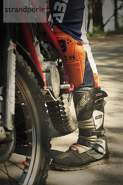 Frontalansicht der Unterseite des Dirtbikes und des Stiefels