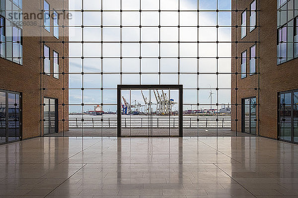 Innenansicht eines modernen Bürogebäudes mit Blick auf den Hamburger Hafen  Holzhafen  Altona-Altstadt  Hamburg  Deutschland