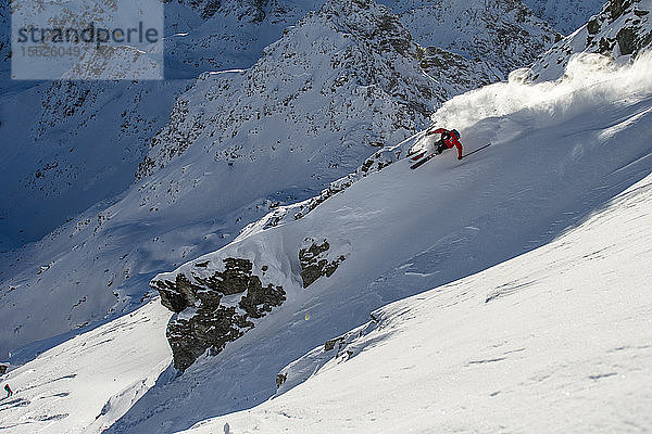 Skifahrer Yann Rausis und Theo Cheli beim Skifahren im Tiefschnee in Verbier  Wallis  Schweiz