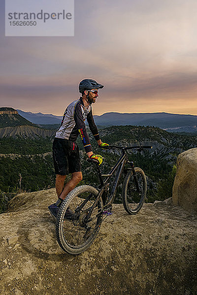 Männlicher Mountainbiker in malerischer Landschaft  der die Aussicht genießt  Durango  USA