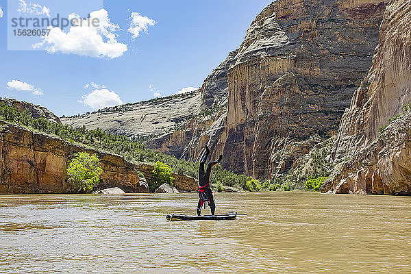 Person im Handstand auf dem Standup-Paddleboard  Green River  Utah