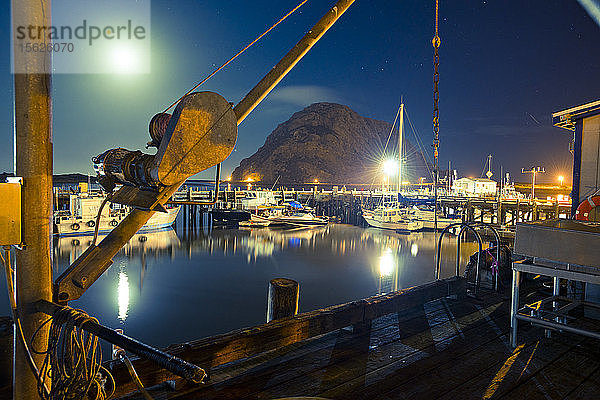 Nachts an den Fischerdocks von Morro Bay  Kalifornien.