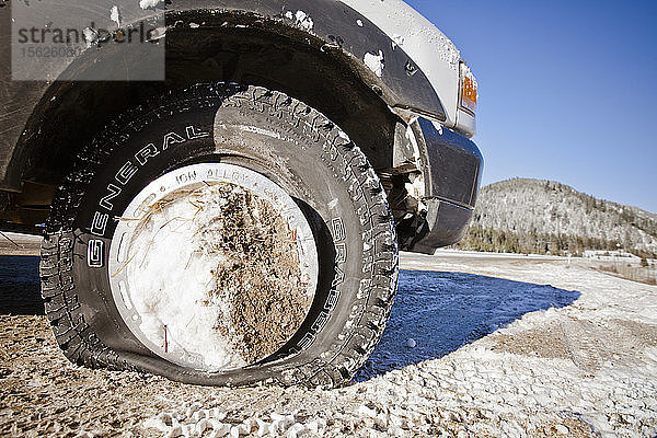 Ein leerer Lkw-Reifen und eine mit Schnee und Schmutz gefüllte Radkappe sind die Schäden nach einem Unfall auf dem Coquihalla Highway in British Columbia  Kanada.