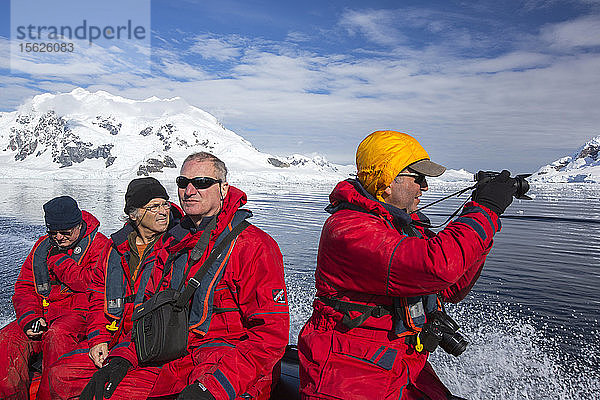 Mitglieder einer Expeditionsreise in die Antarktis in einer Zodiak in der Paradise Bay unterhalb des Mount Walker auf der antarktischen Halbinsel. Die antarktische Halbinsel ist eines der sich am schnellsten erwärmenden Gebiete der Erde.