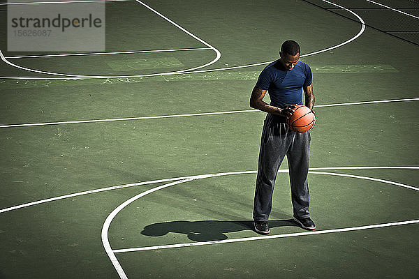 Ein Basketballspieler übt auf einem Außenplatz in San Diego  Kalifornien  Freiwürfe.