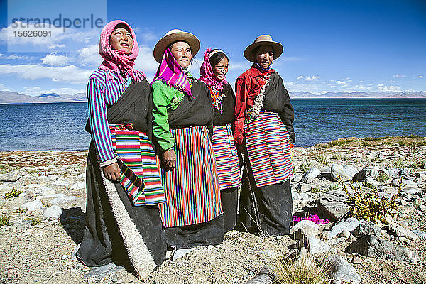 Tibetische Frauen stehen am Ufer des Mansarovar-Sees