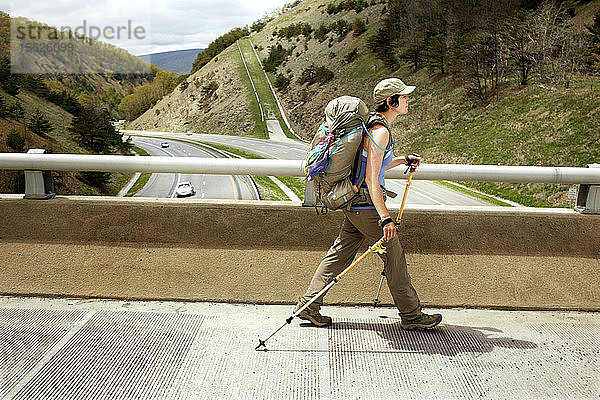 Ein Wanderer überquert auf dem Appalachian Trail eine wichtige US-Autobahn. Oft muss der Weg über Landstraßen verlaufen  um Wanderer und Autofahrer beim Überqueren von Autobahnen nicht in Gefahr zu bringen.