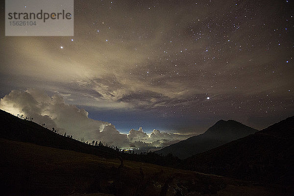 Mondlicht und Wolken über Bali  gesehen vom Vulkan Kawah Ijen  Banyuwangi  Java  Indonesien