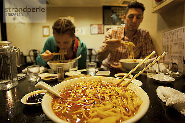 Teenager-Mädchen und junger Mann essen Ramen-Nudeln  Showa  Präfektur Yamanashi  Japan