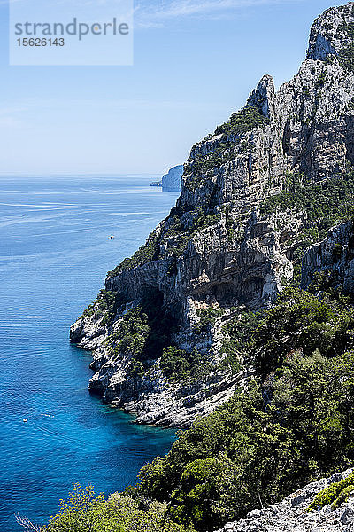 Landschaft vom Selvaggio Blu  einer 6-tägigen Wanderung  die wegen des Wassermangels  einiger Kletter- und Abseilpassagen und der oft schwierigen Wegfindung als die härteste in Europa gilt. Sardinien  Italien.