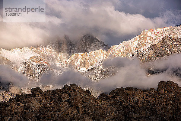 Dramatische Wolken ziehen auf  als ein Sturm den Mount Whitney zu bedecken beginnt.