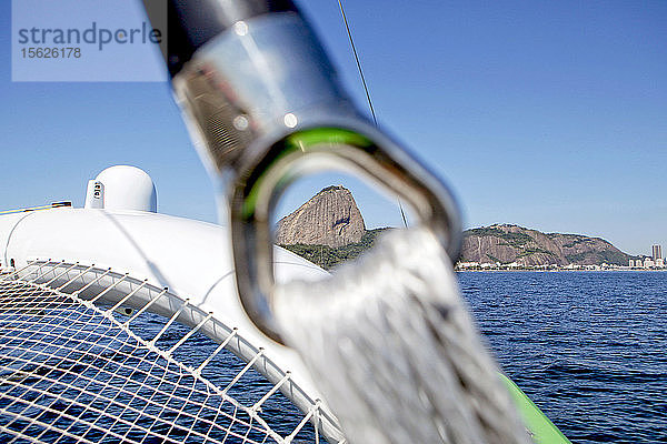 Thomas Coville und der von VPLP entworfene 100'-Trimaran Sodebo der Ultime-Klasse in Rio de Janeiro  Brasilien. Thomas Coville (FRA) und sein 31 m langer Maxi-Trimaran Sodebo Ultimï¿½ï¿½ï¿½ haben erfolgreich den Solo-Weltrekord gebrochen und die 28400 Seemeilen lange Strecke in 49 Tagen  3 Stunden  7 Minuten und 38 Sekunden zurückgelegt.