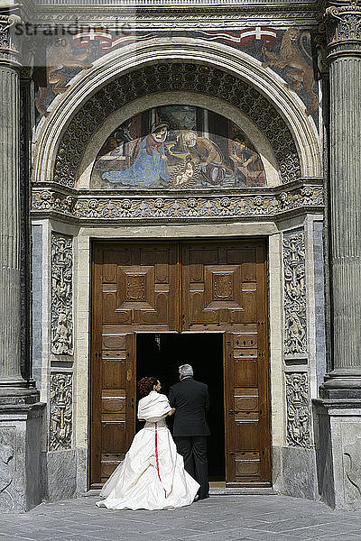 Detail des verschnörkelten Portals der Kirche Sant Orso in Aosta