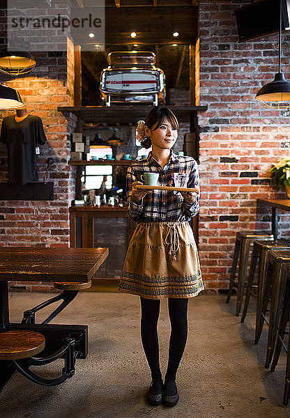 Ein Barista in einem Coffee Shop in Vancouver  BC  Kanada.