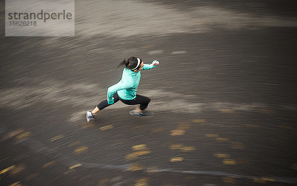 Blick von oben auf eine Frau in Sportkleidung beim Joggen auf der Straße  Seattle  Bundesstaat Washington  USA