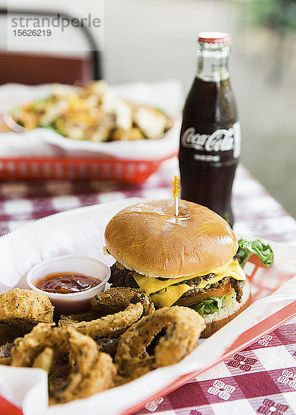 ein Burgeressen mit Zwiebelringen und einem Glas Cola in Collierville  TN