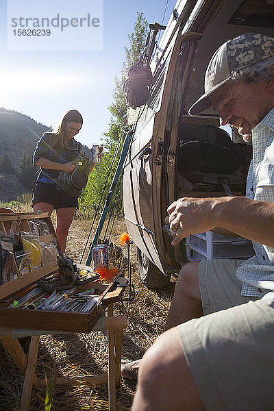Eine Frau und ein Mann unterhalten sich im Van über Fliegen und Strategien  bevor sie am späten Nachmittag am Big Wood River in der Nähe von Ketchum Idaho angeln.
