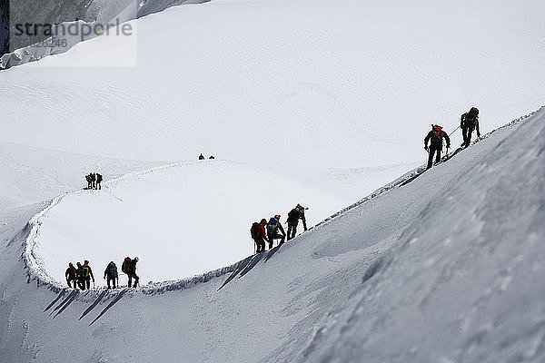 Bergsteiger verlassen die Alguille du Midi in Richtung Mont-Blanc-Massiv  Chamonix Mont Blanc  Frankreich