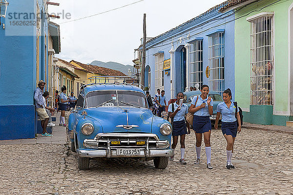 Studenten in ihrer Uniform auf den Straßen von Trinidad  Kuba