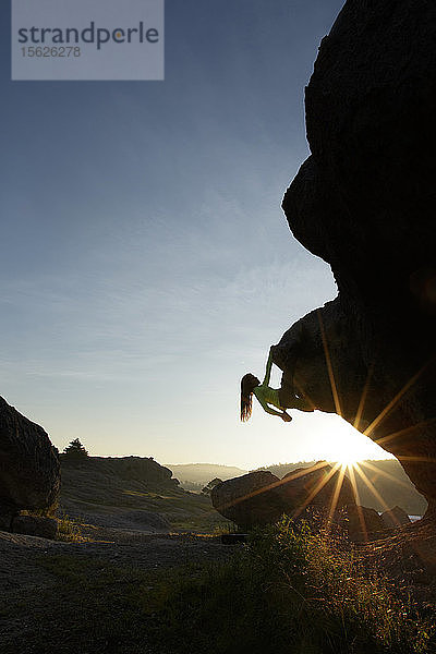 Larissa Arce aus Guanajuato probiert einige neue Boulderrouten im Tal der Frösche in der Nähe von Creel  Chihuahua  am 4. September 2015