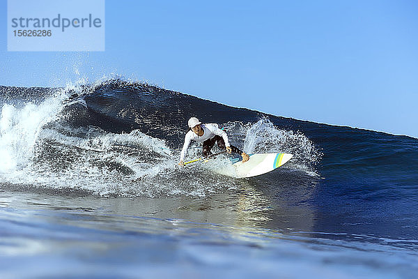 Volle Länge Schuss von einzelnen weiblichen Surfer Reiten Welle