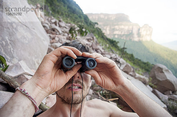 Binokular - Venezuela Expedition Dschungel Stauung zu Amuri Tepuy und Tuyuren Wasserfälle  mit Nicolas Favresse  Sean Villanueva  Stephane Hanssens und Jean louis Wertz. Das Team klettert frei zu neuen Kletterrouten auf dem Tepuy  der 3 Tage zu Fuß zum Dorf Yunek in der Nähe von Santa Helena und dem Salto Angel (Canaima) liegt.