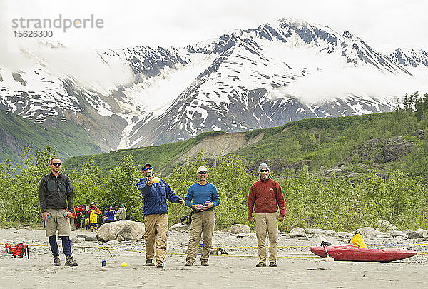 Gruppe von Flößern spielen Boccia Ball auf Sandbar entlang Alsek Fluss