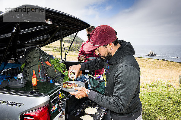 Zwei Freunde bereiten das Frühstück in Big Sur  Kalifornien  vor